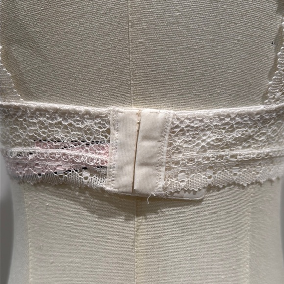 Victoria's Secret Size M White Lace Bralette with Crew Neckline Floral - Picture 6 of 9